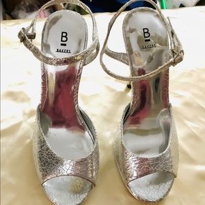 Baker’s elite SILVER PLATFORM HEEL, Size 5